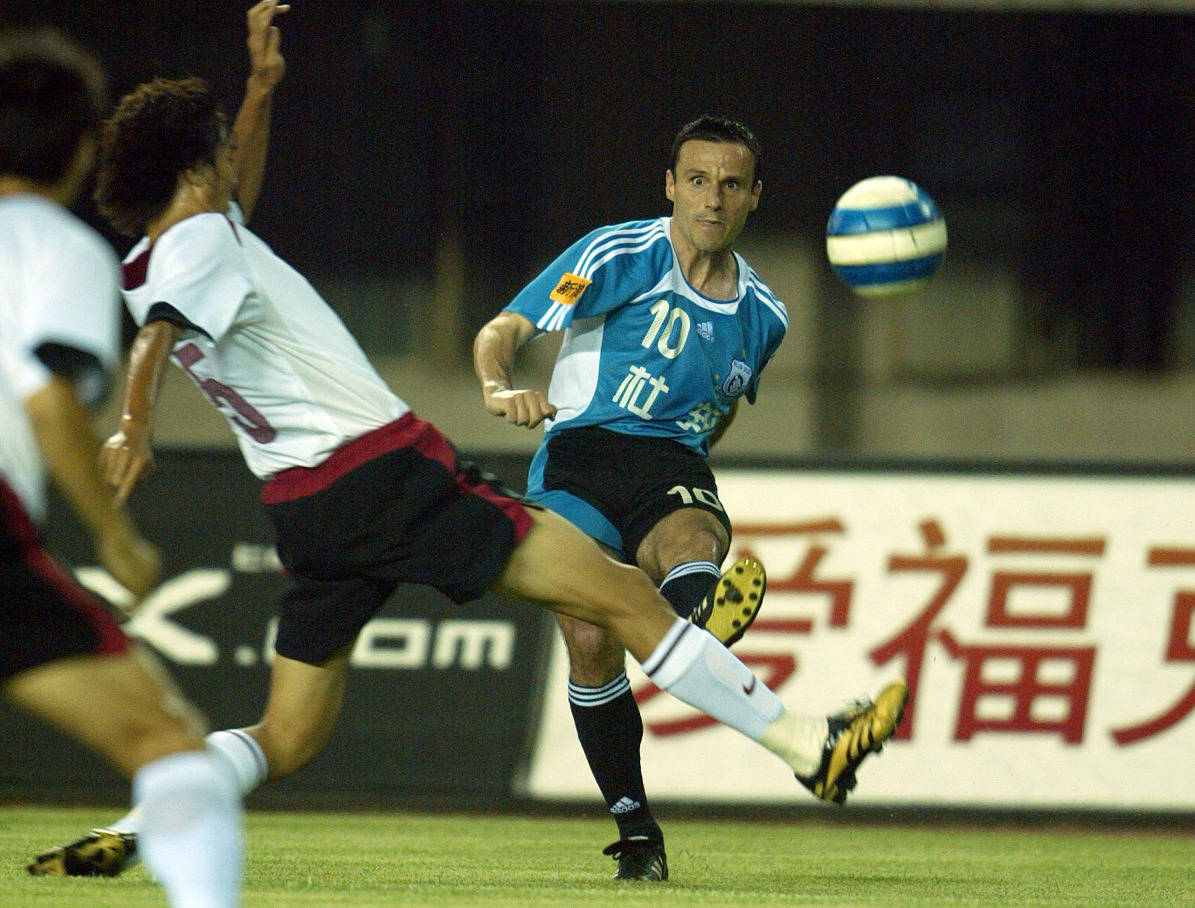 ‘星空·综合体育’
中外射手争霸史：首位洋金靴降生 不少国脚级外援到甲A淘金(图3)